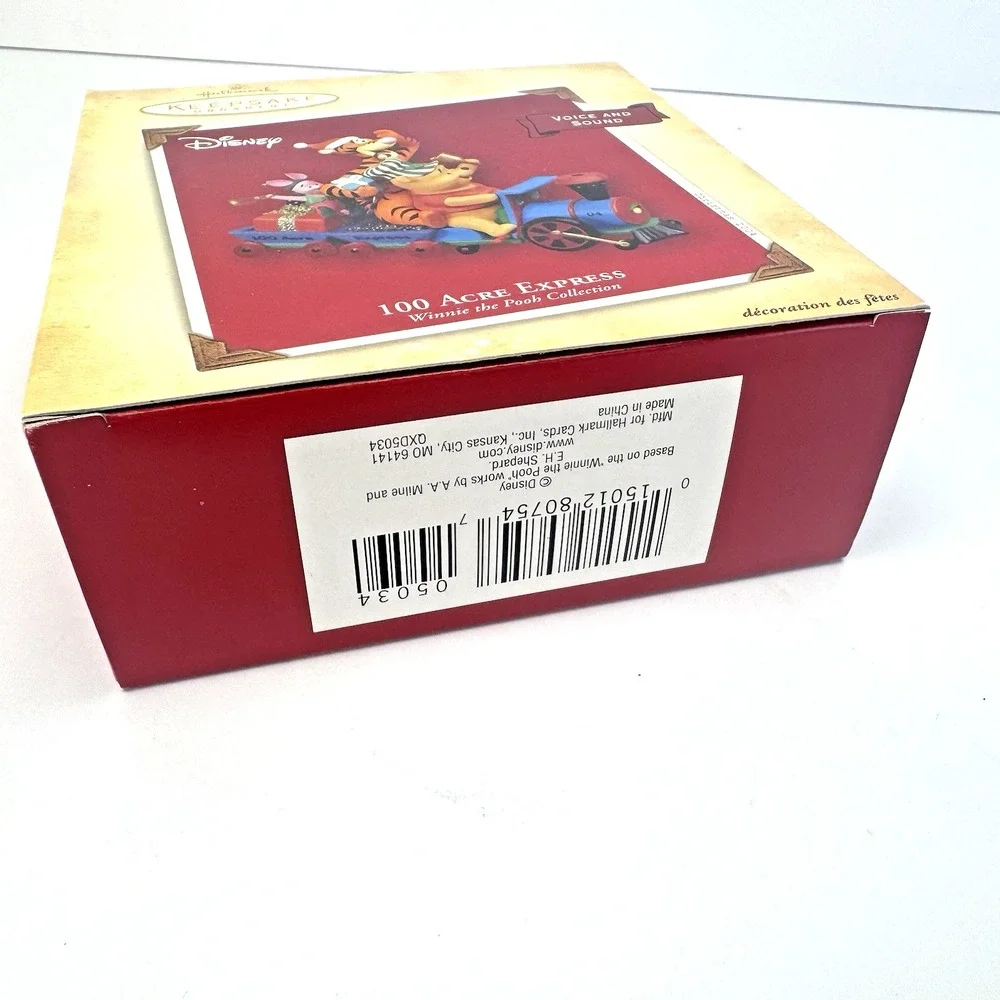 Hallmark Keepsake Ornament Getting Ready For Christmas Winnie the‎ Pooh-2005-NEW
